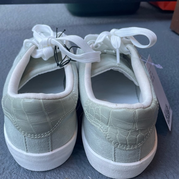 HM Mint Sneakers - Picture 2 of 3